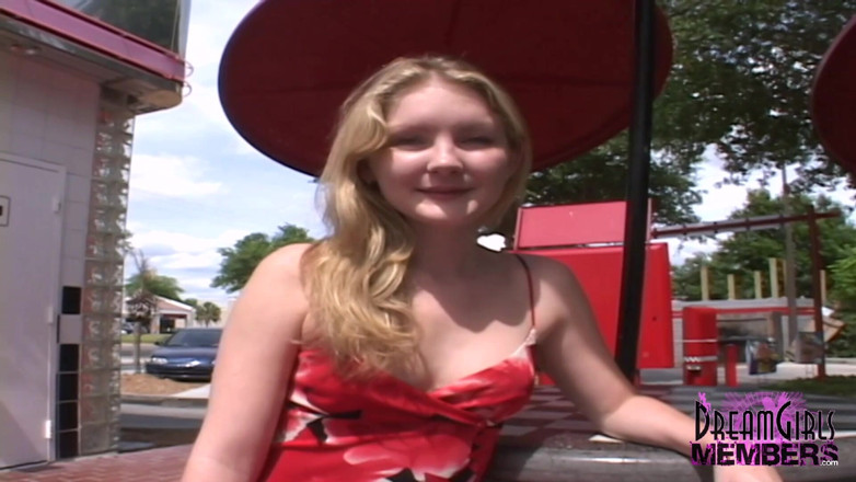 Dream Girls: Une jolie fille naturelle se barasse dans des lieux publics...