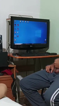 Je me masturbe devant ma demi-sœur.