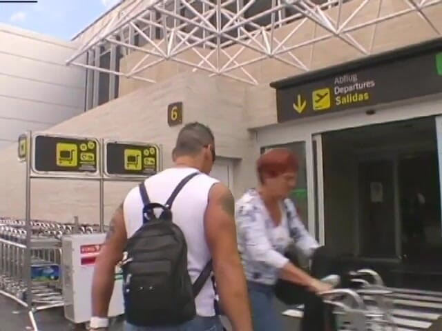 Porncentro: Bela garota peituda morena cavalga o pau do cara na...
