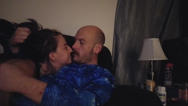 Master and Mischief: Bratty submisivní Melody saje velkého bílého ptáka svého pána nevlastního...