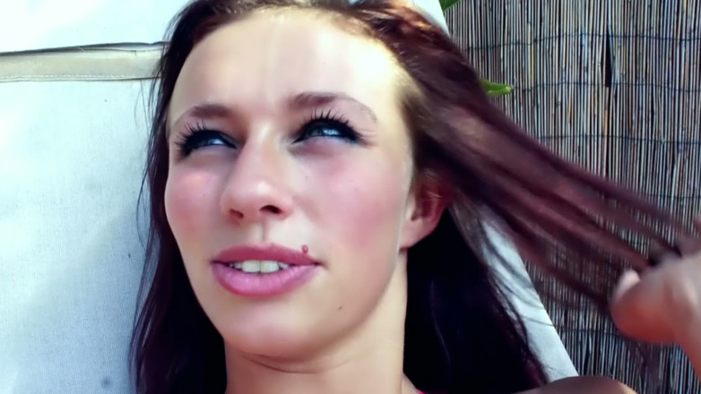 Lesbian Love Movies: Nahá na horké palubě u bazénu - Štíhlé brunetky se lízají a...