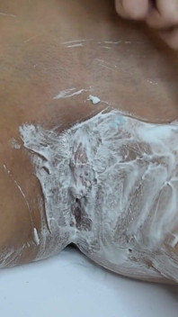 Afeitando un coño peludo de cerca!