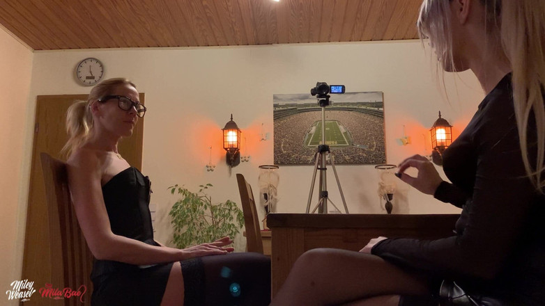 Miley Weasel: Blondes coquines ! Une patronne excitée se fait lécher le cul !