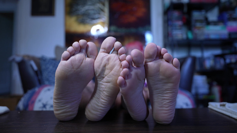 lilredvelvettt: Cocu par nos pieds