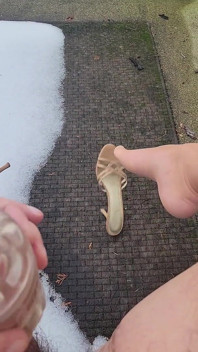 Cewek sange ini lagi asik ngocok sambil pakai stoking nilon dan sepatu hak tinggi