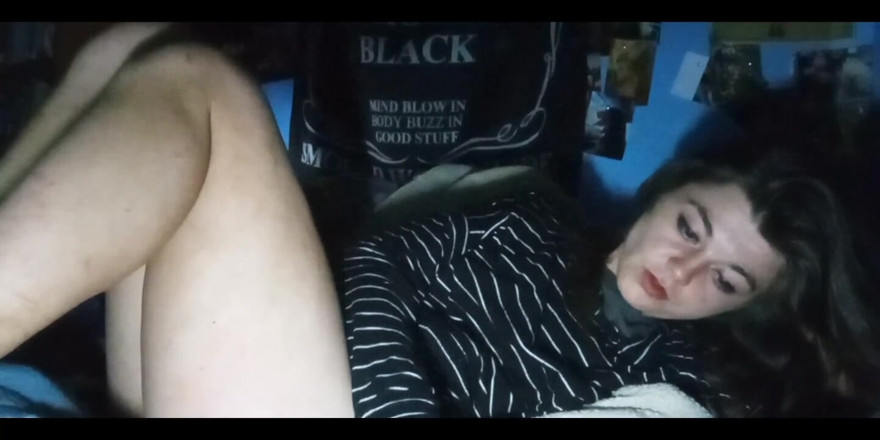 Freakshowsuckerr: Mała Nimfomanka uwielbia dotykać swojej cipki do porno