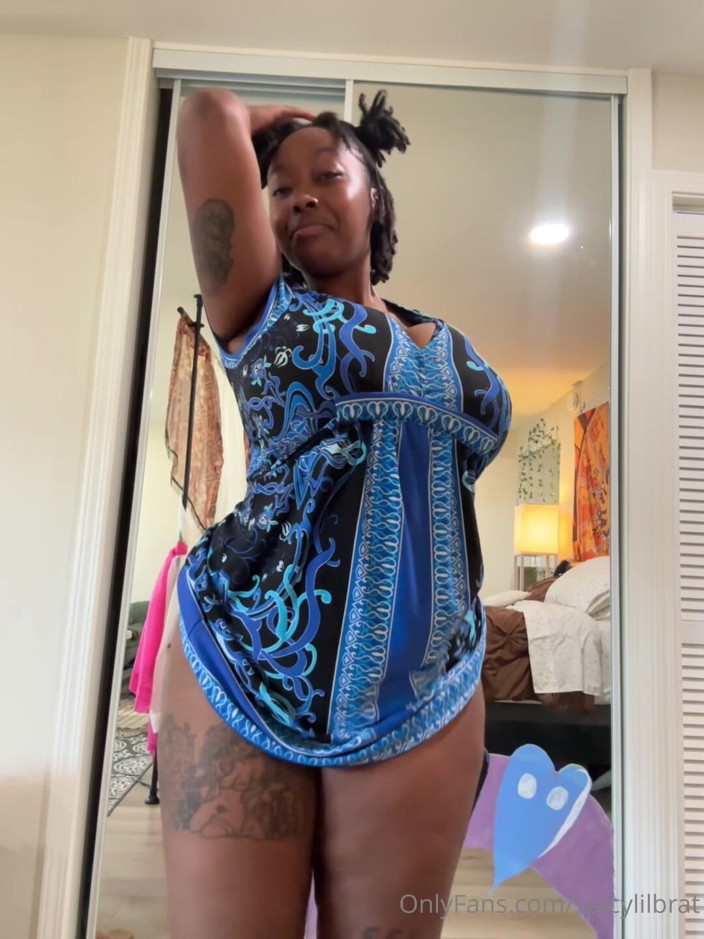 DMXTH: Пухлая чернокожая в платье показывает свои большие сиськи и задницу