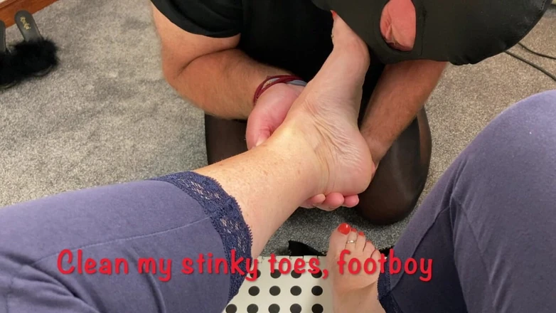 Mr MF: 成熟した足夫人は、フットボーイが靴と臭いソケットを脱ぐことを許可します