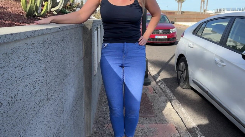 Emma Voyeur: Flicka kissar sina jeans på gatan