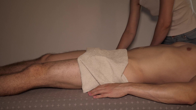 HotCoupleTeam: 彼女は素晴らしいマッサージをしてくれて、ハッピーエンドを迎えます