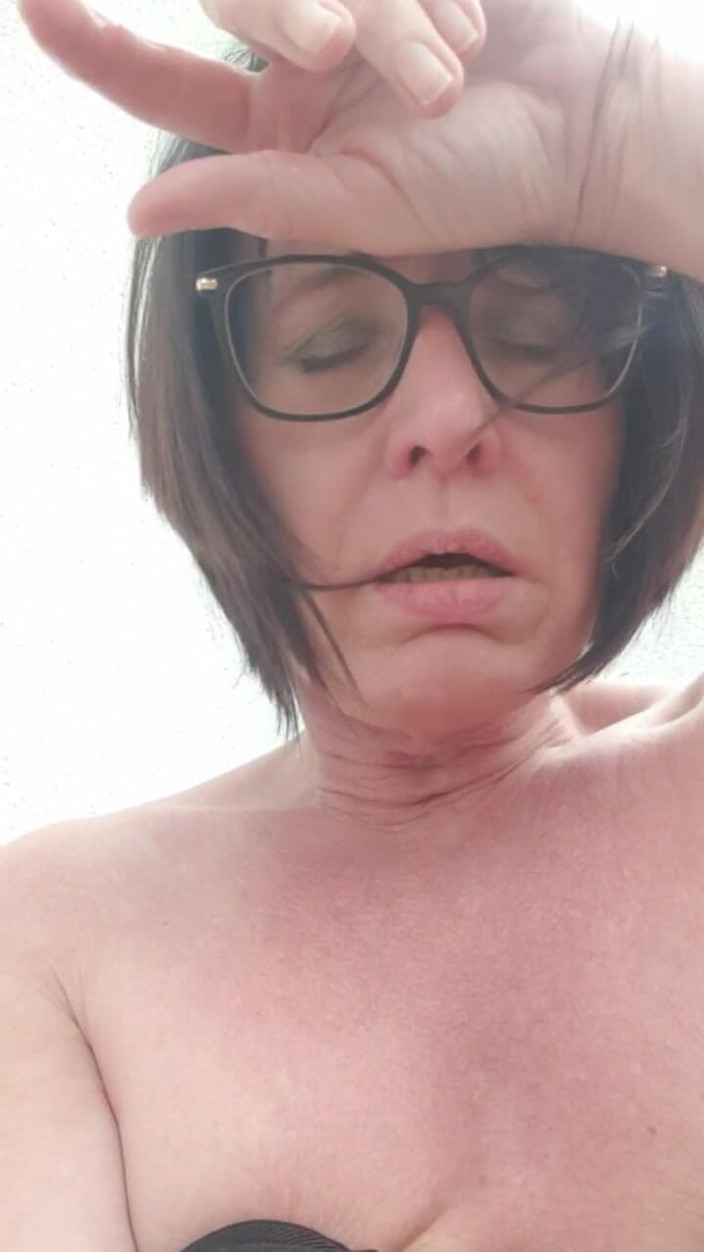 JulieEroticDress: Julie je po živém přenosu plně vzrušená