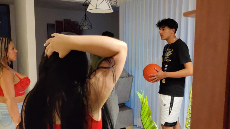 Anotonella-jones: 男がボールを取りに来て、結局俺とセックスしたんだ