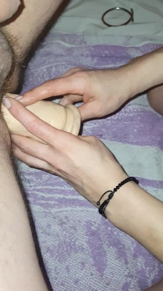 Skowirowi: 并发症。人妻用一根很大的假阳具干她老公的菊花