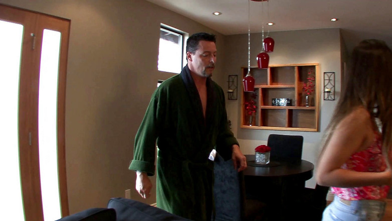 Leon Lambert Girls Twerk Parties CFNM: Une brune sexy se fait baiser par un prof à grosse...