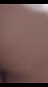 La mia matrigna arrapata mi ha inviato un video di lei che si masturba nel letto dove scopa ogni giorno
