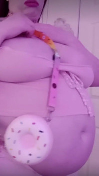 Perempuan jalang gemuk Bellied Chugs Soda