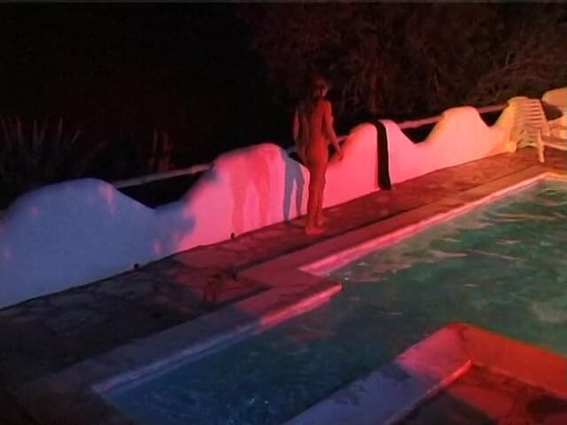 Naughty Girls: Dos chicas lesbianas sexys nadan juntas en la piscina