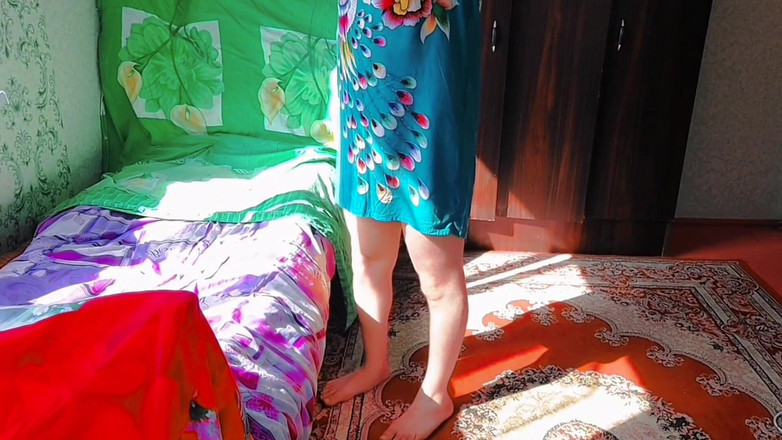 Kitty_Cross: 无手射精kitty跨性酒吧女孩可爱的年轻荡妇屁股，穿着渔网和短裙