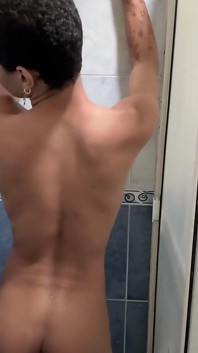 セクシーなラテン系の男の子のシャワー