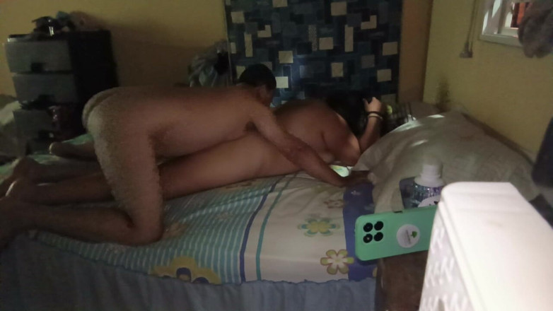 Stepmom_with_big_tits: Pria ini nyepong kontolku enak banget, lidahku enak banget