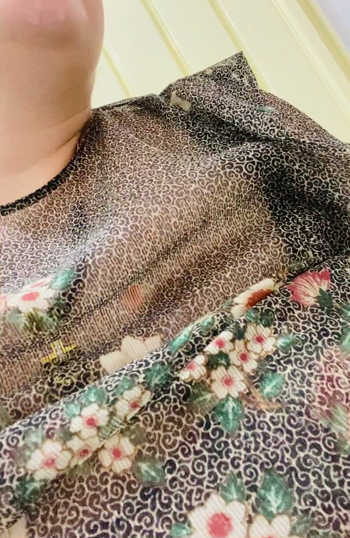 Preciusrouss49: 我把振动器放在衣服下面