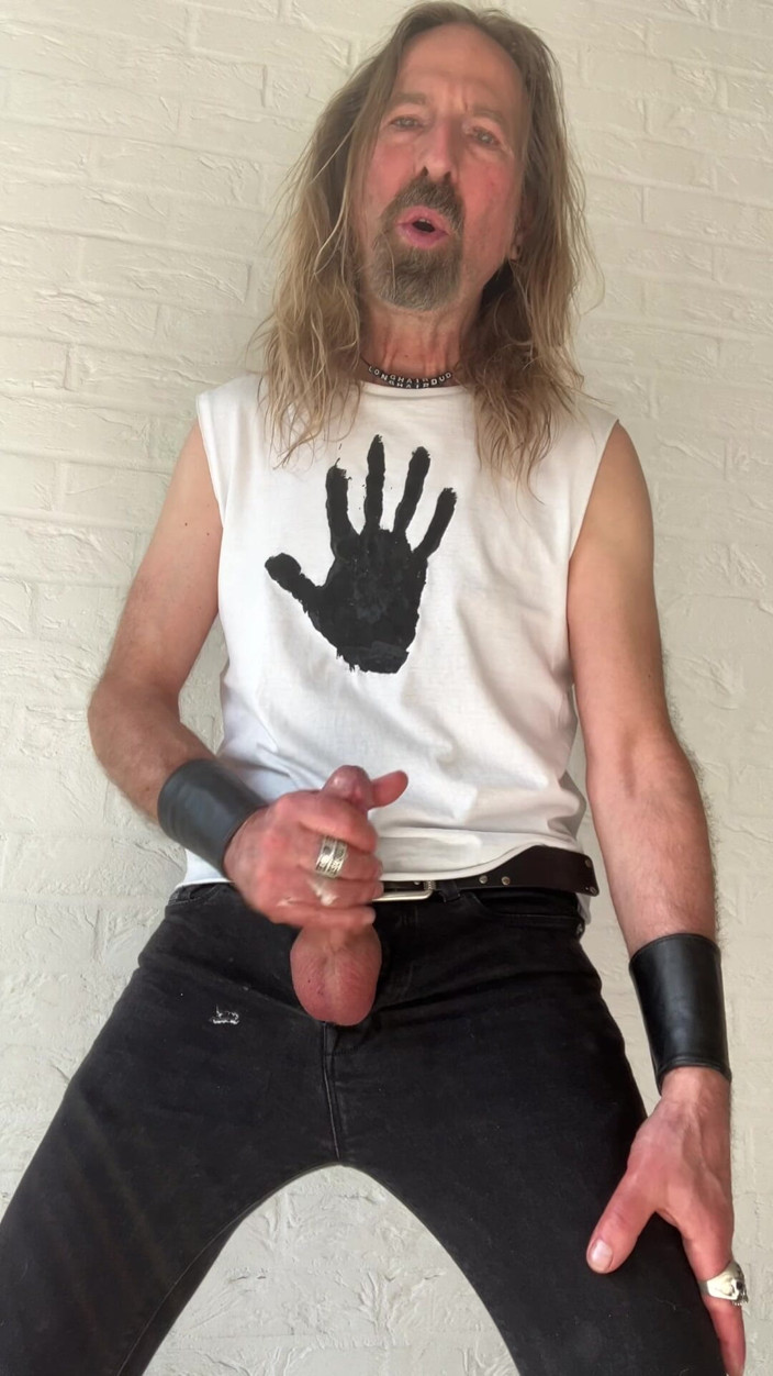 Longhairdude: Longhairdude v hubené černé džíny, černé tričko, nové rock cowboy boty honění...