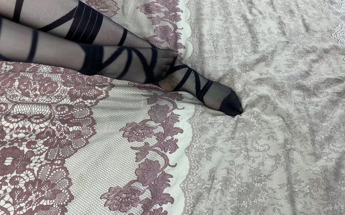 Gloria Gimson: Довгі ноги красуні в чорних панчохах у чудовому ніжному соло на ліжку для любителів фут фетишу