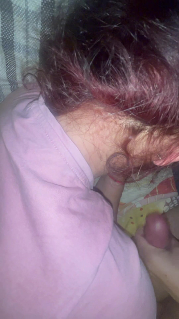 Ionut899: Bố dượng đánh thức tôi chỉ với con cặc trong miệng...