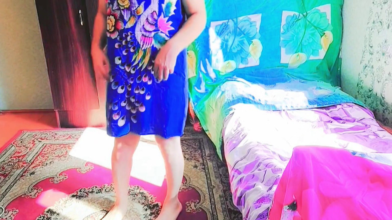 Kitty_Cross: 顽皮的变性人美女在烛光下露出裸露的肩膀