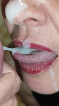 Heiße MILF-stiefmutter bläst stiefsohn mit sperma im mund