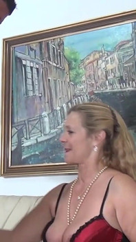 Heiße milf lutscht massiven schwanz und wird gemolken