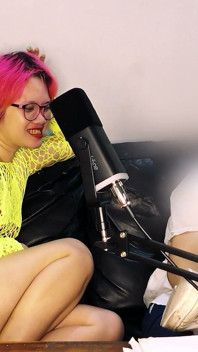 Interview De 15 Minutes Avec Un Podcasteur À Propos De Secrets Sexuels, Puis L’animateur Baise L’invité