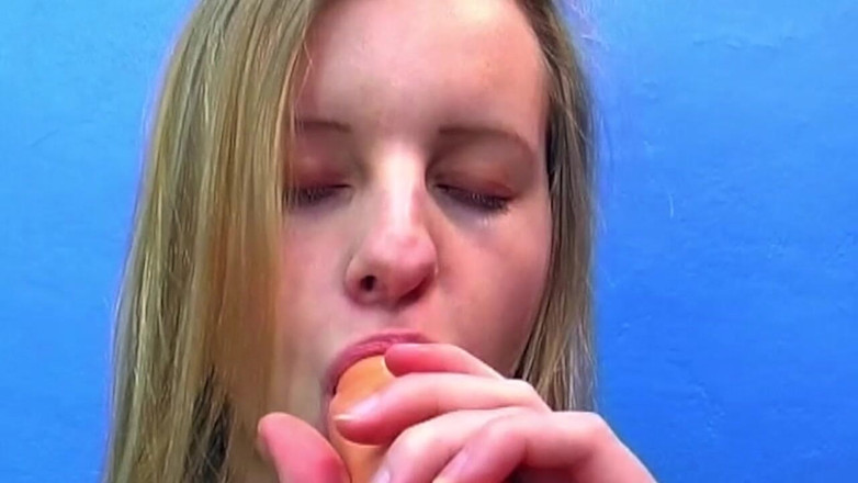 German bitch hunter: Blondă împinge vibrator de sticlă adânc în pizda umedă