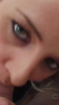 Katja donne une belle pipe et avale du sperme pendant son casting