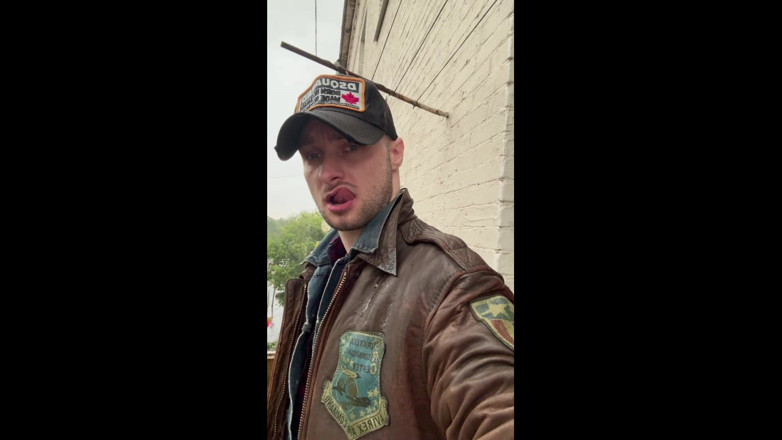 KinkySirius: Kinkysirius si bagna sotto la pioggia in una giacca di...