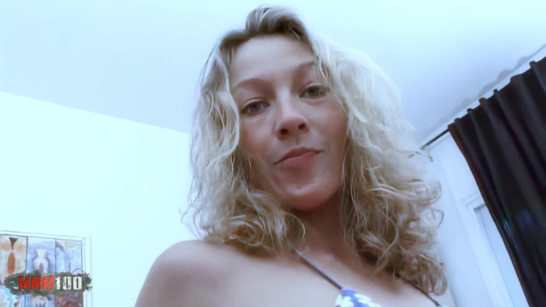 MMM100: Lady-margaux: 소파에서 스트립을 하는 사랑스러운 금발의 레이디 Margaux