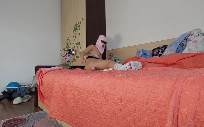 Mirsur: सेक्सी मम्मी वाइब्रेटर से खुद की मालिश करती है। काले बाल वाली बालों वाली चूत, बड़े स्तन, बड़ी गांड।