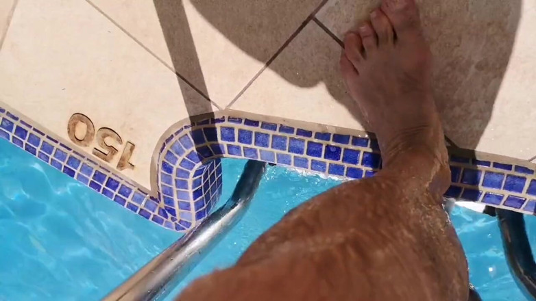 Monster_Meat_: Una passeggiata in piscina versione nuda