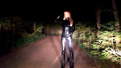 Hooded June: Rubberdoll Pózuje v parku v noci