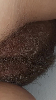 Ich ging in mein zimmer, um auf ihre haarige muschi zu wichsen