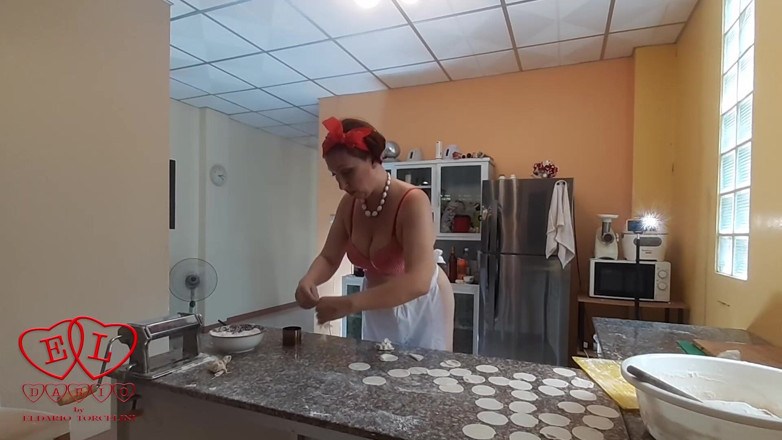Strange stepfamily: Nudistická hospodyně Regina Noir vaří v kuchyni. Nahá služka dělá...