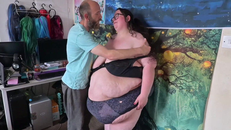 SSBBWLadyBrads: SSBBW dezbrăcată din lenjerie intimă și sărutată senzual