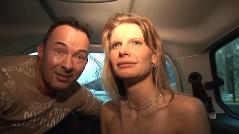 Busty German Sluts: Blonďatá MILFka z Německa je nastříkaná do zadní části auta