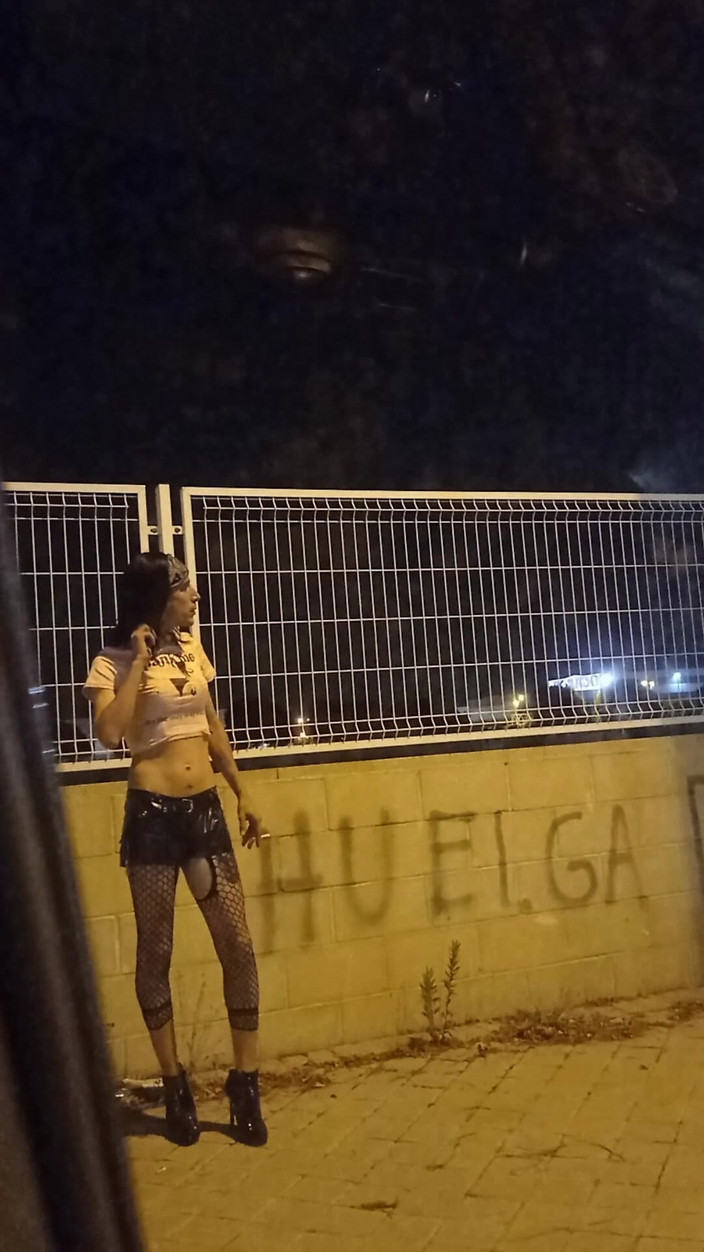 Penelopene27: Travesti açık havada yakalandı