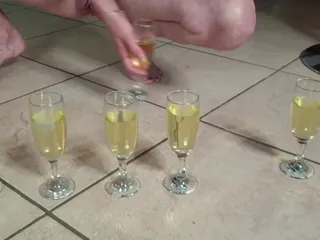 MILF kurus bertetek kecil melakukan cabaran minuman kencing kaca sendiri