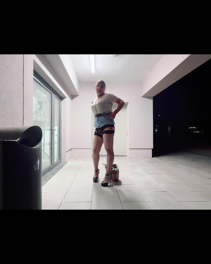 SissyDaniella: Maricas cavalgando vibrador na porta de Glas