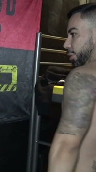 Jeune Latino Baise Un Mec Muscle