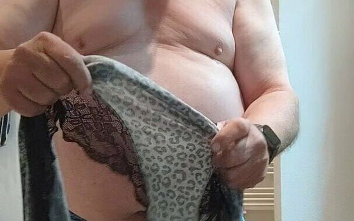 Karlchengeil: セクシーなヒョウのスリップでポーズをとって