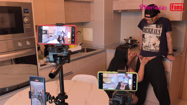 Riderqueen: प्रशंसकों के लिए वीडियो - सौतेला बेटा रसोई में सौतेली मम्मी का दौरा करता है