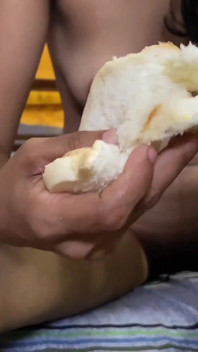Meine freche stiefschwester handjobt meinen großen schwanz und isst cumshot mit brot